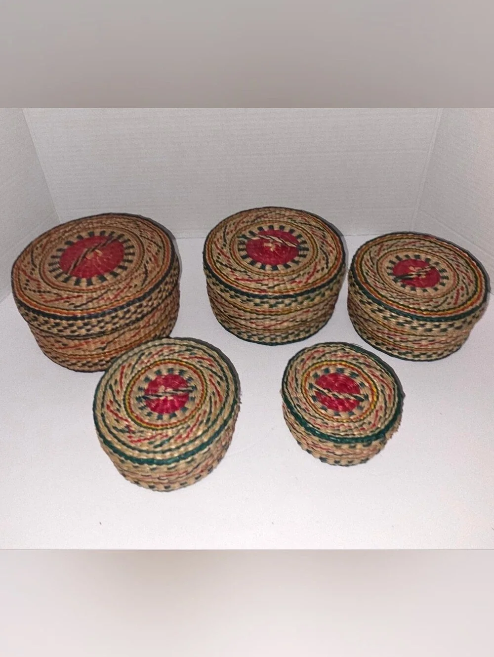 VTG Sweetgrass Woven Nesting Baskets w/Lid Round Natural Red Green Set Of 5 Read